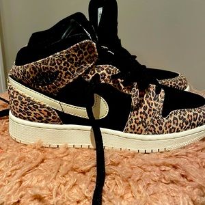 Jordan sneakers size 5, fits boys size 5 or women size 7.